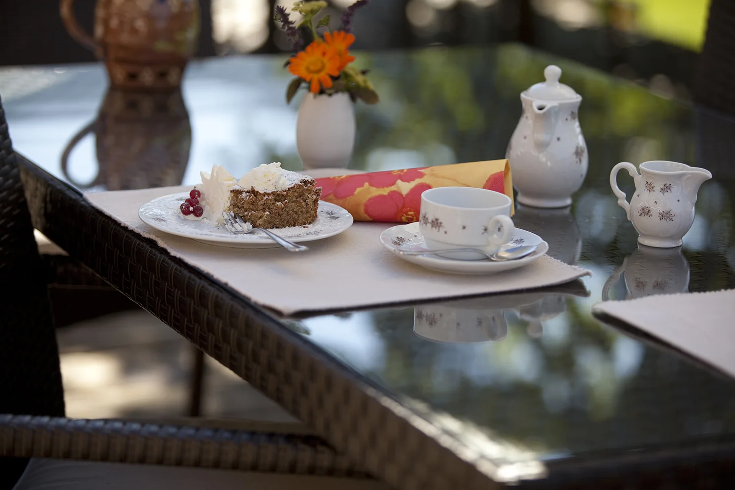 Kaffee und Kuchen auf der Terrasse unter den Kastanien