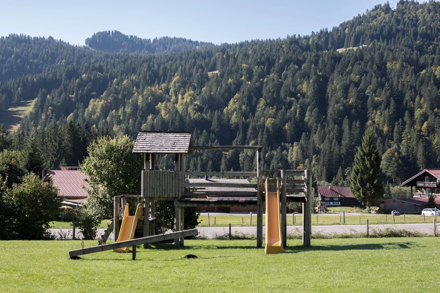 Spielplatz und große Wiese am Almhof