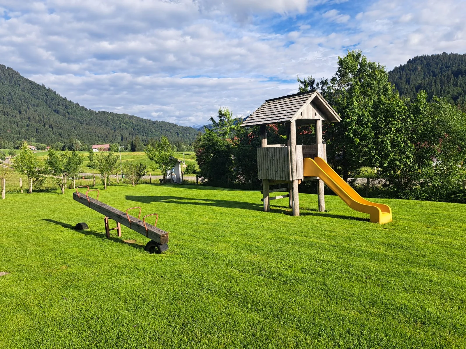 Spielwiese mit Rutsche und Wippe am Almhof