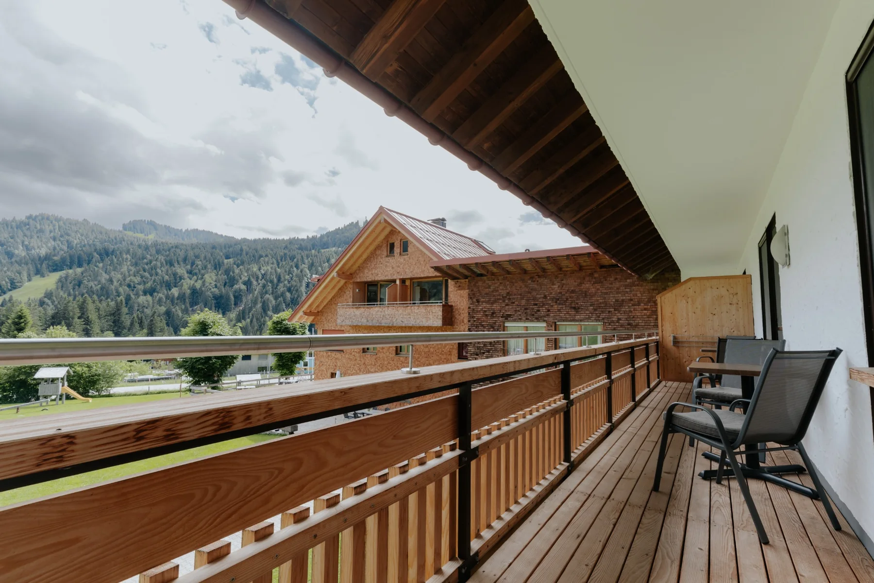 Südbalkon des Almhofs mit Blick auf die Allgäuer Alpen