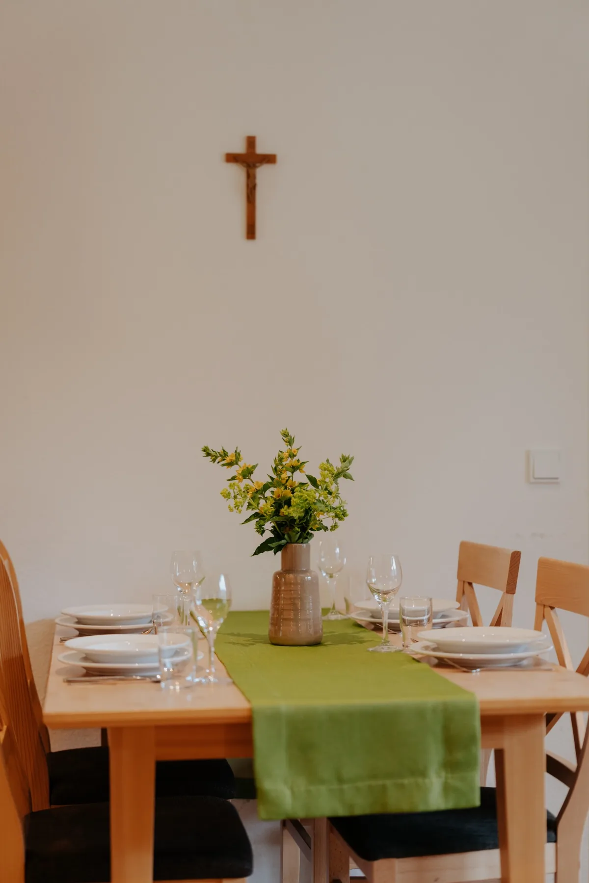 Gedeckter Esstisch in einer Ferienwohnung im Almhof Lässer