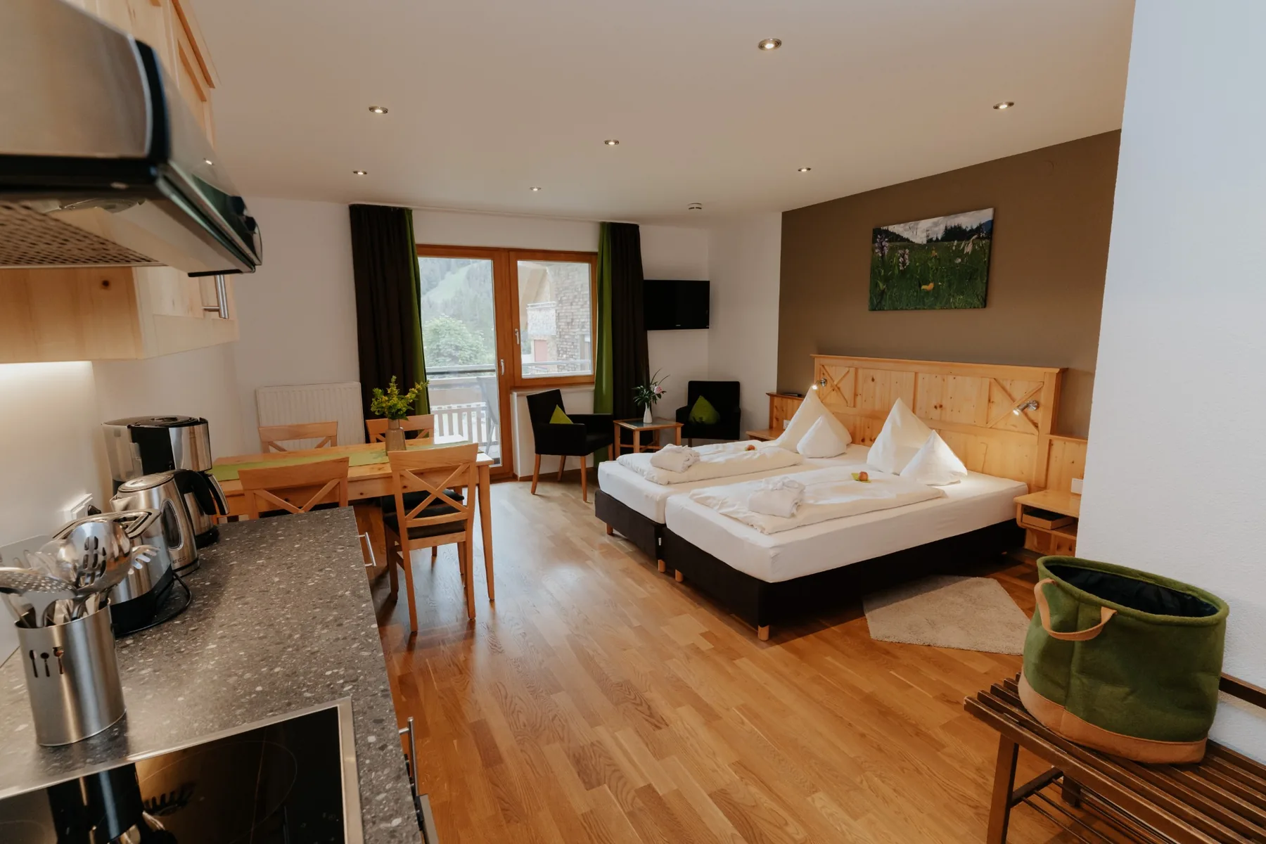 Küche und Wohn-Schlafraum der Ferienwohnung Edelweiß