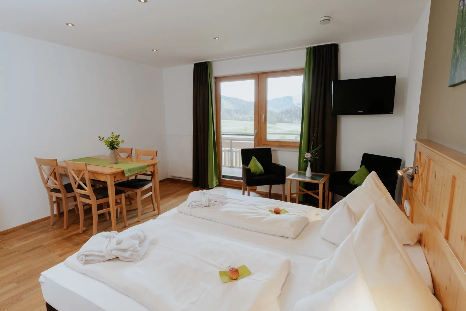 Bett und Essplatz in der Ferienwohnung Edelweiß