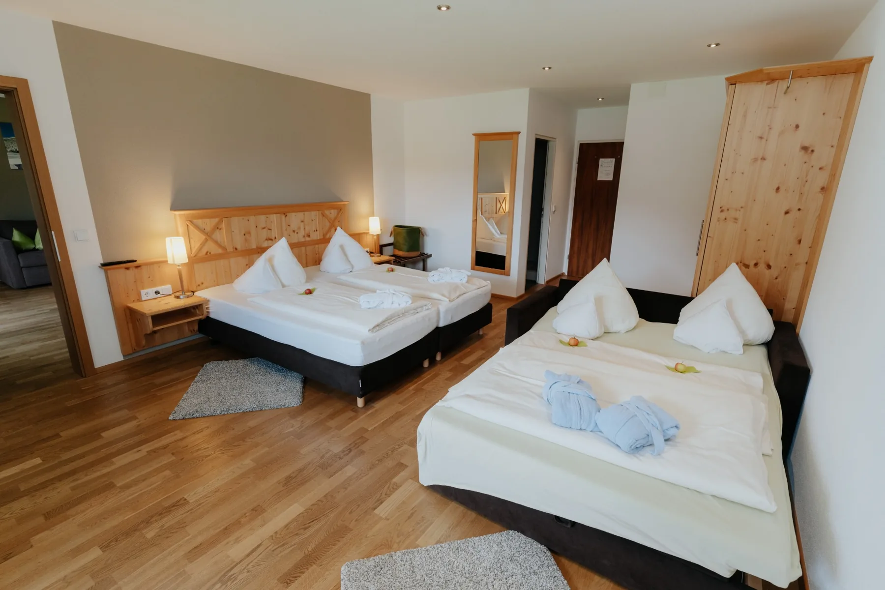 Schlaf- und Wohnbereich der Ferienwohnung Enzian