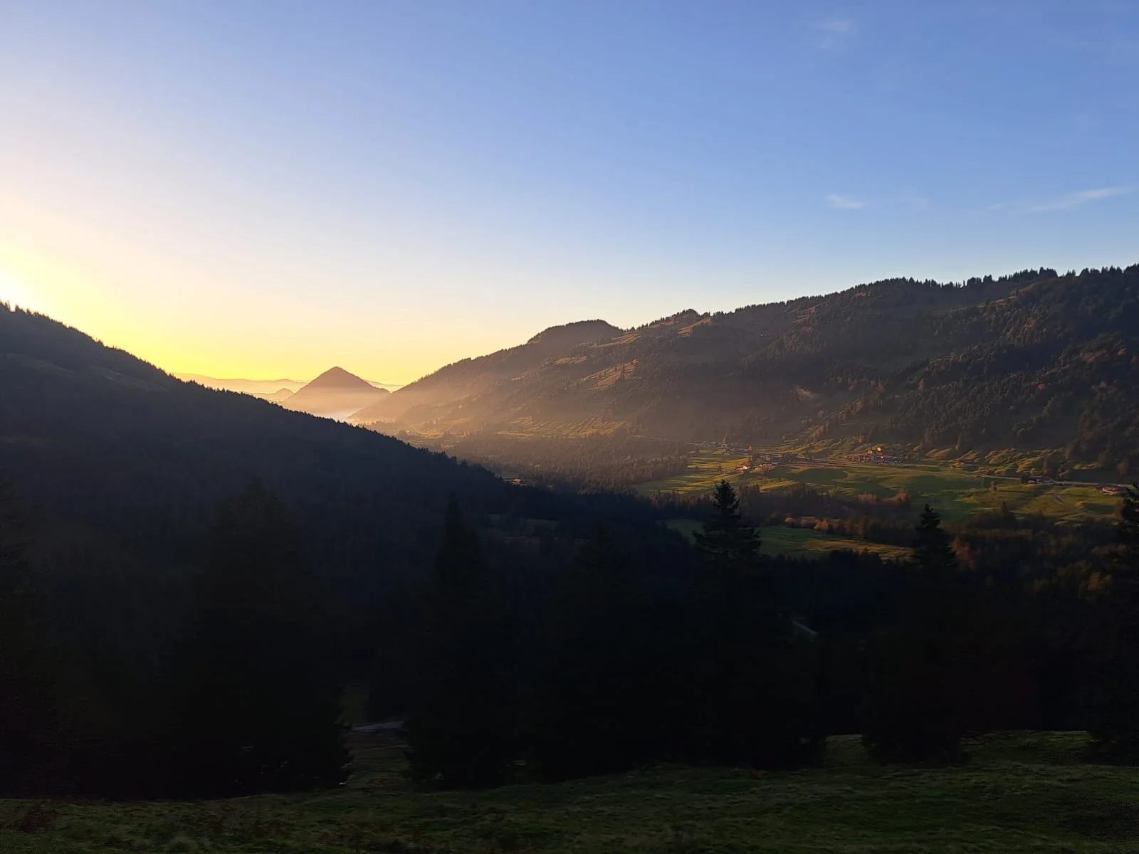 Herbstlicher Blick über das Balderschwanger Tal im warmen Abendlicht