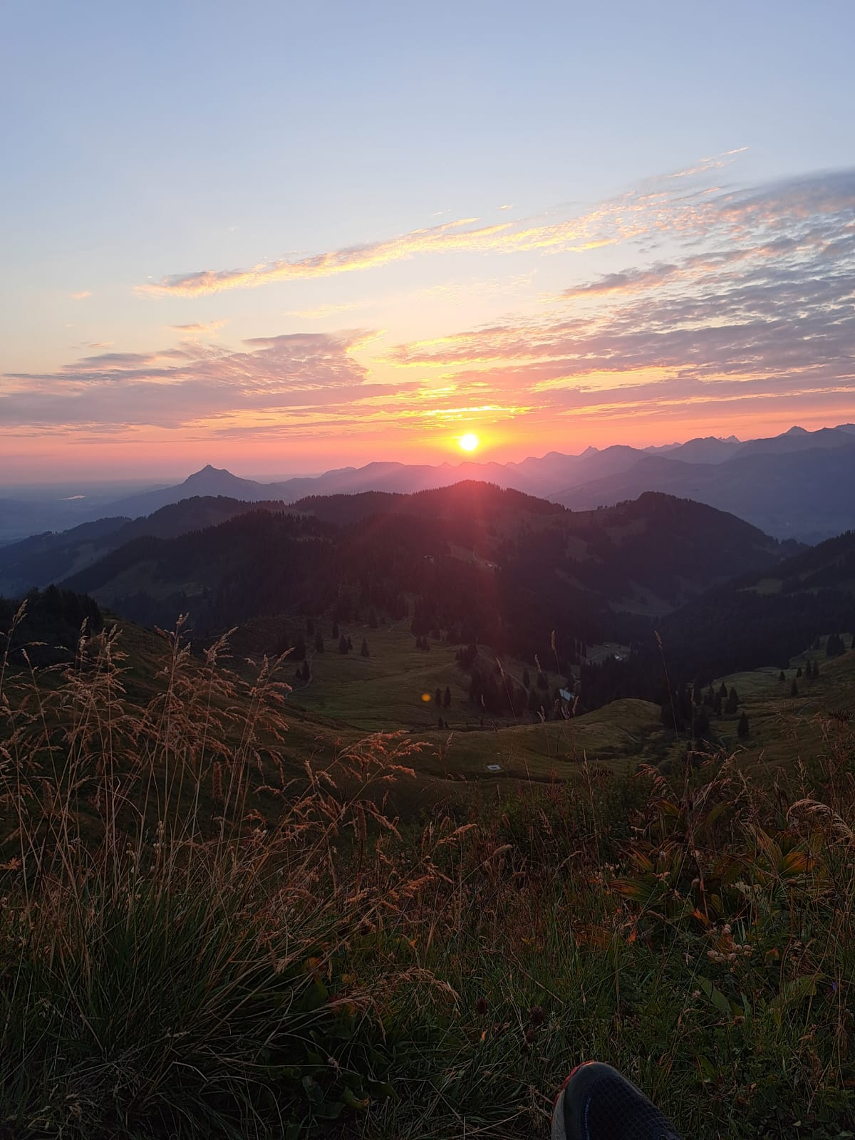 Sonnenaufgang am Riedbergerhorn mit Blick über die Allgäuer Bergwelt